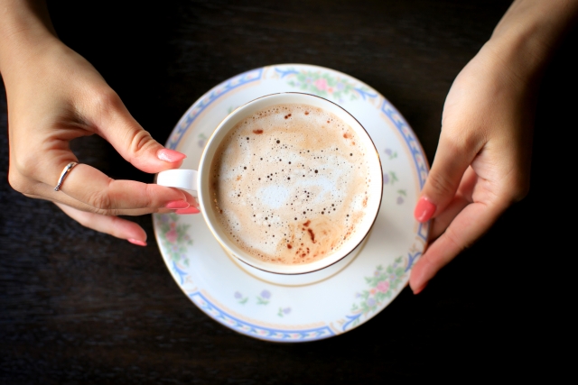コーヒーカップの種類による味わいの違い!陶器・ガラス・紙の特徴を解説